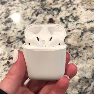 First Gen Apple Airpods w/ Charging Case